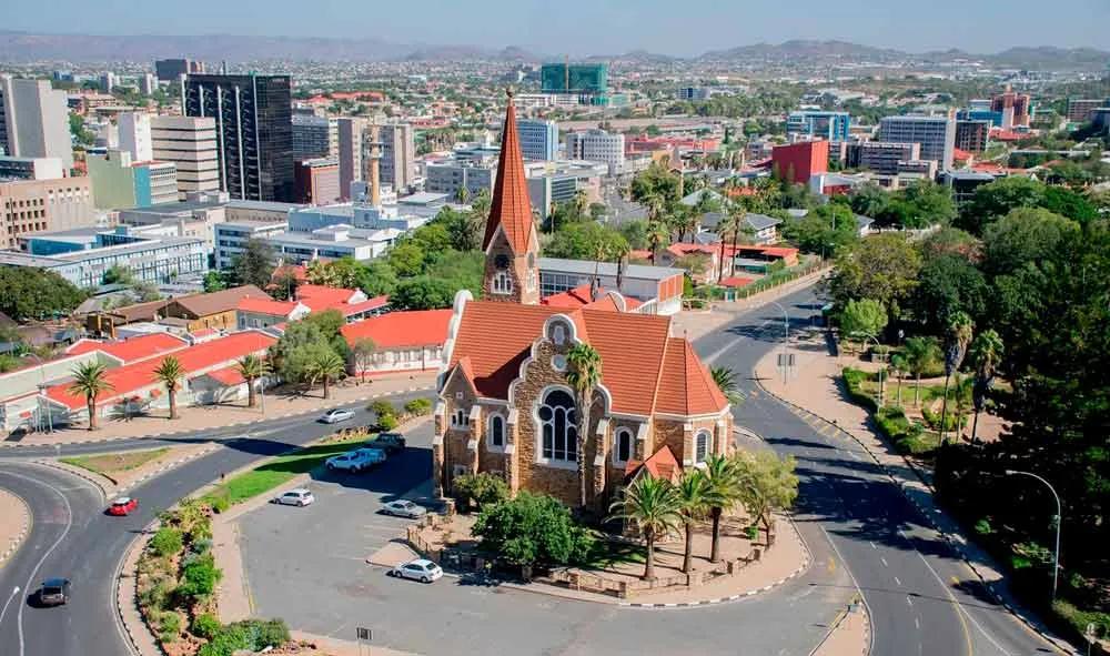 Windhoek y traslado a Etosha