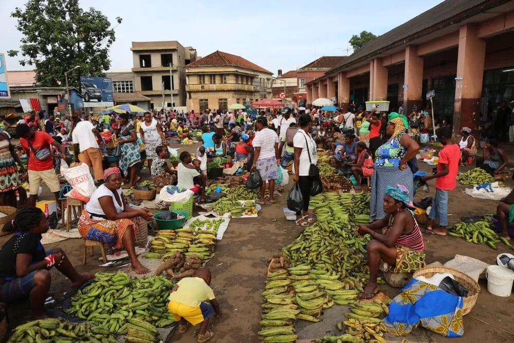 pessoas vendem os seus produtos no mercado antigo de sao tome