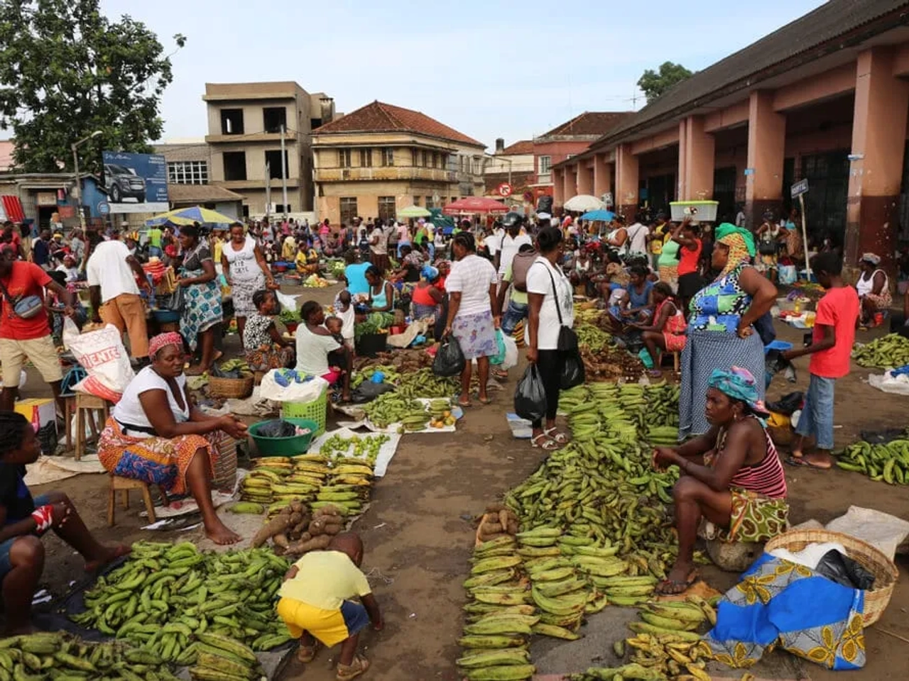 pessoas vendem os seus produtos no mercado antigo de sao tome