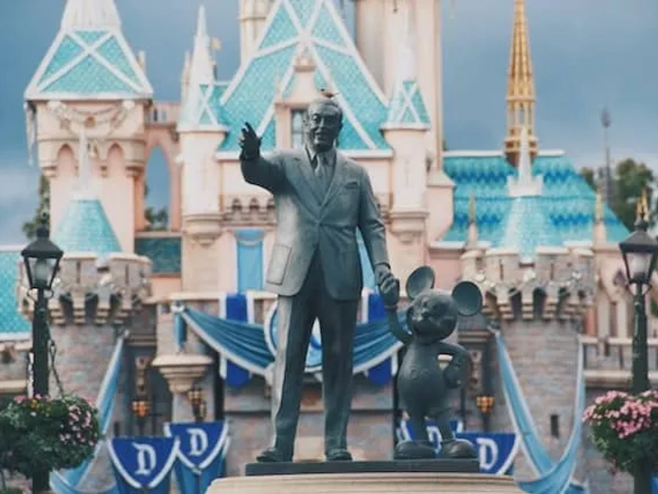 estatua de walter elias disney na disneyland paris
