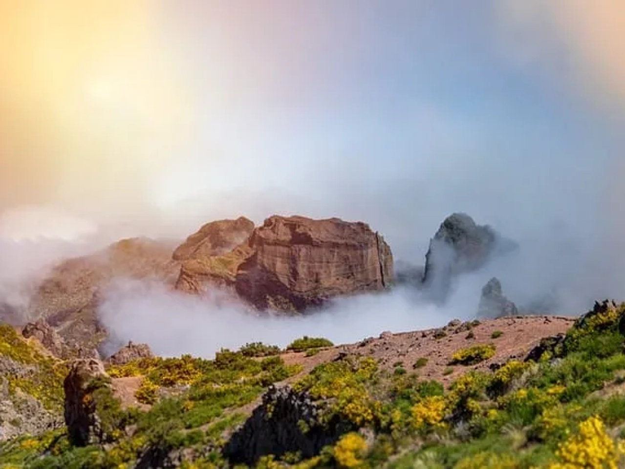 pico do arieiro com nevoeiro na madeira