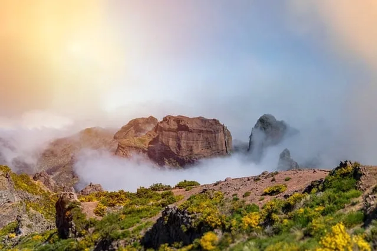 pico do arieiro com nevoeiro na madeira