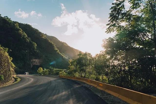 estrada com arvores e montanhas na republica dominicana