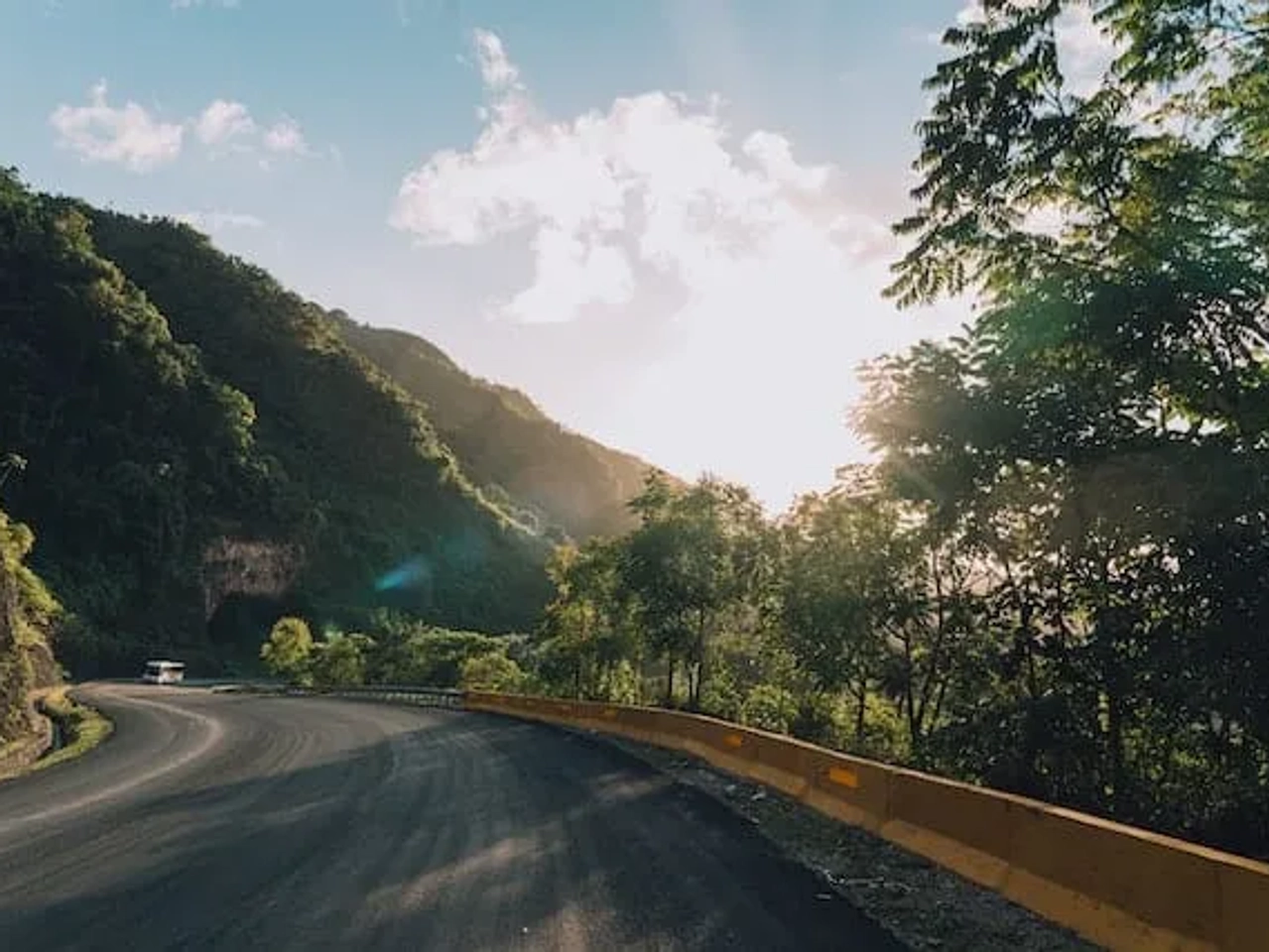 estrada com arvores e montanhas na republica dominicana