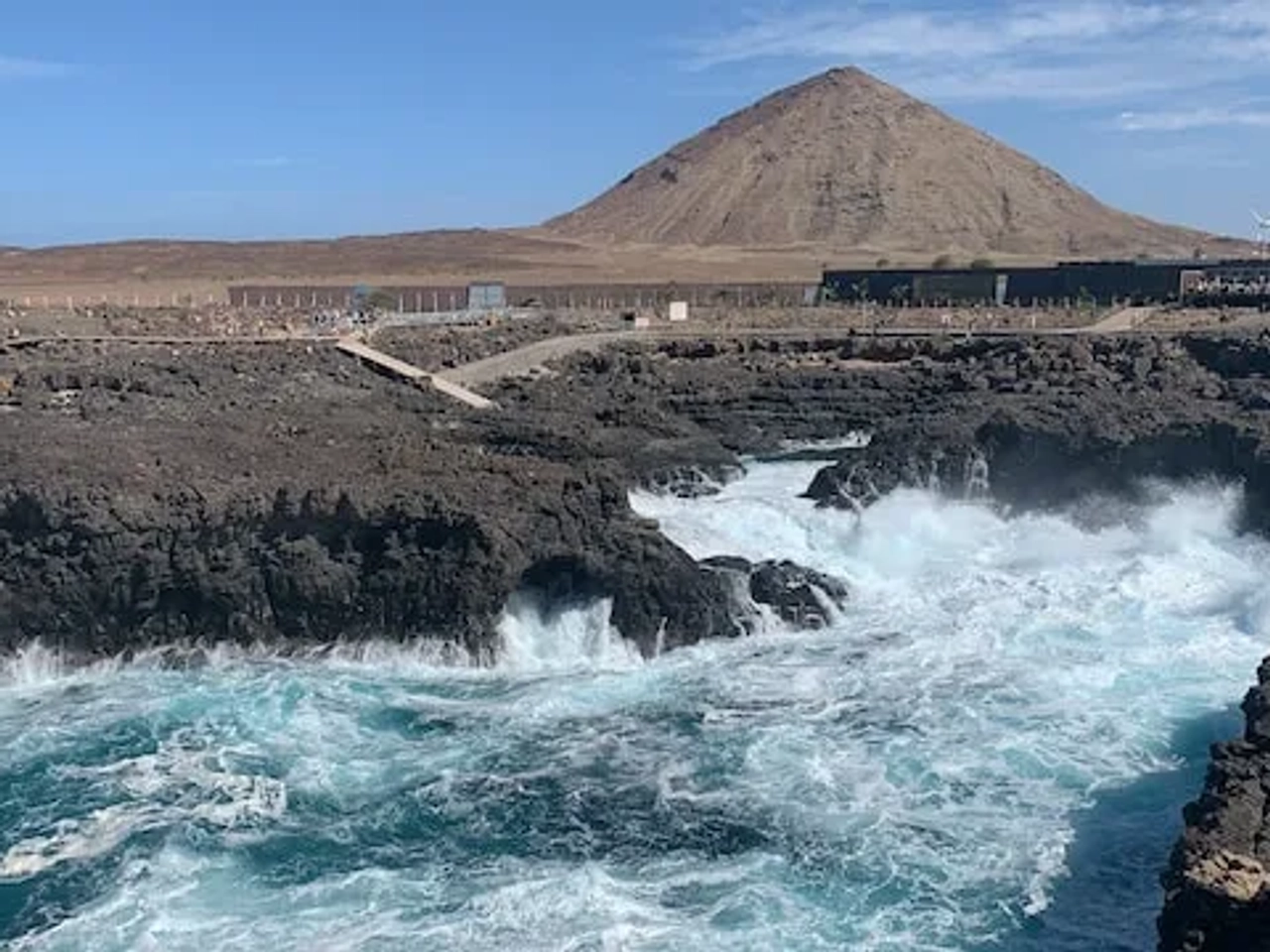 paisagem com mar e rochas na ilha do sal em cabo verde