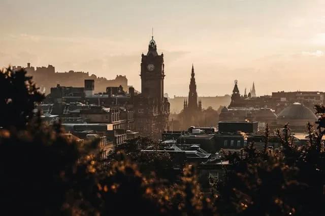 fotografia ao por do sol da cidade de edimburgo incluindo a Calton Hill