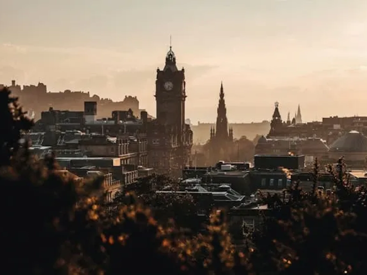 fotografia ao por do sol da cidade de edimburgo incluindo a Calton Hill