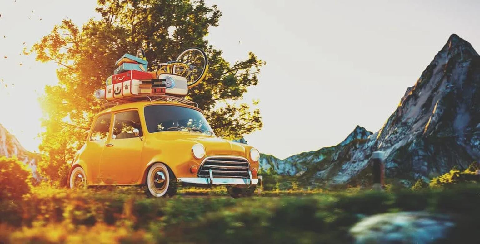 carro antigo amarelo com bagagens no teto