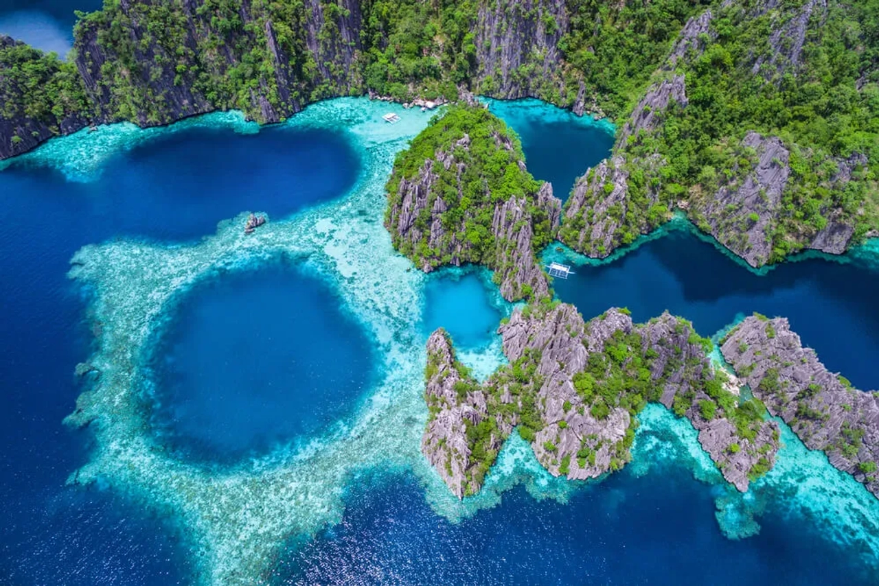 Vista aérea de ilhas e águas cristalinas nas Filipinas. Beleza natural impressionante.