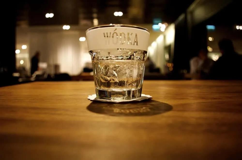 copo de shot com vodka polaca