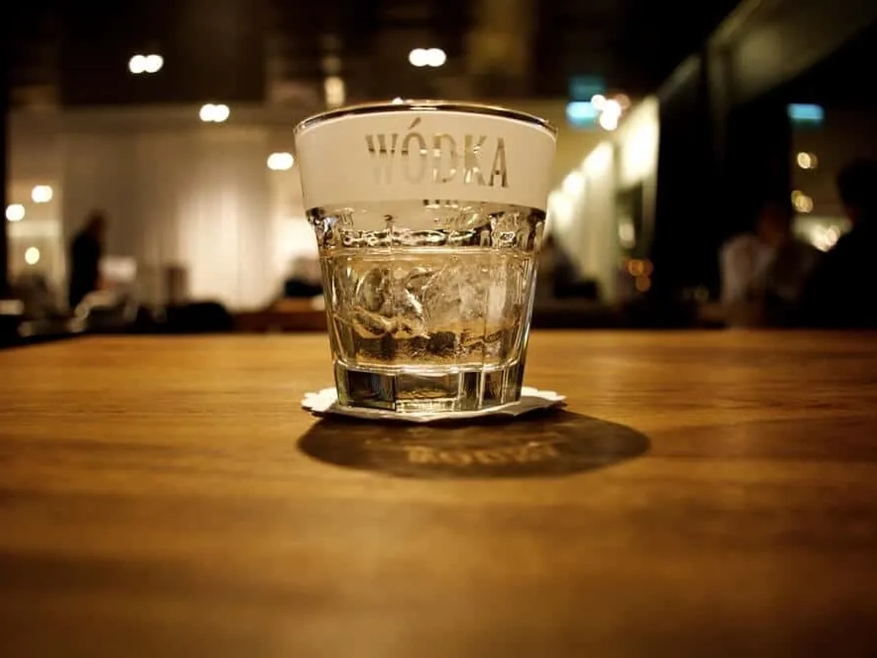 copo de shot com vodka polaca