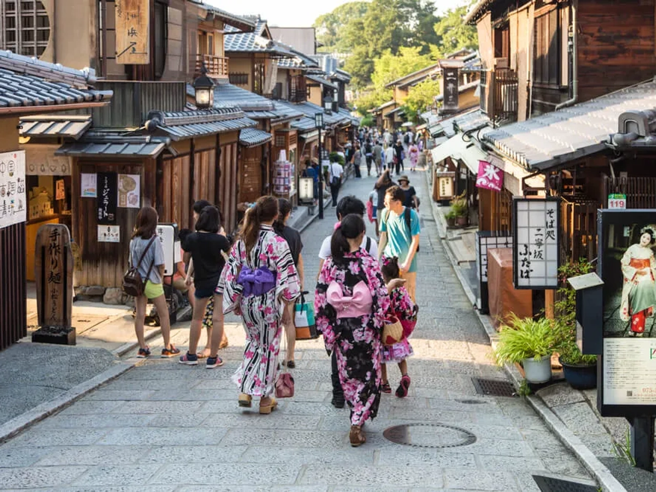 mulheres passeiam por gion vestidas com quimonos