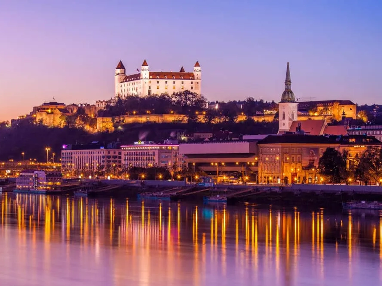 panoramica noturna de bratislava com o castelo ao fundo