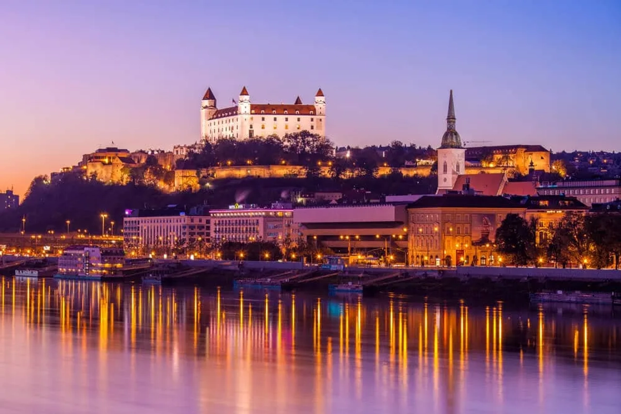 panoramica noturna de bratislava com o castelo ao fundo