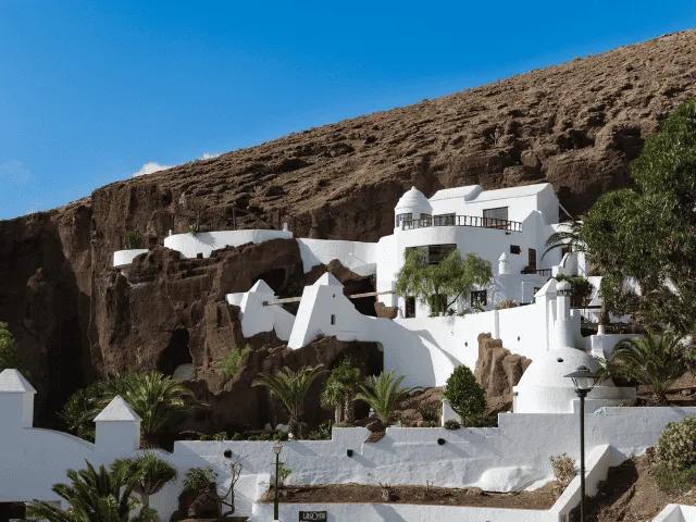 edificio branco no meio de uma montanha em lanzarote nas ilhas canarias