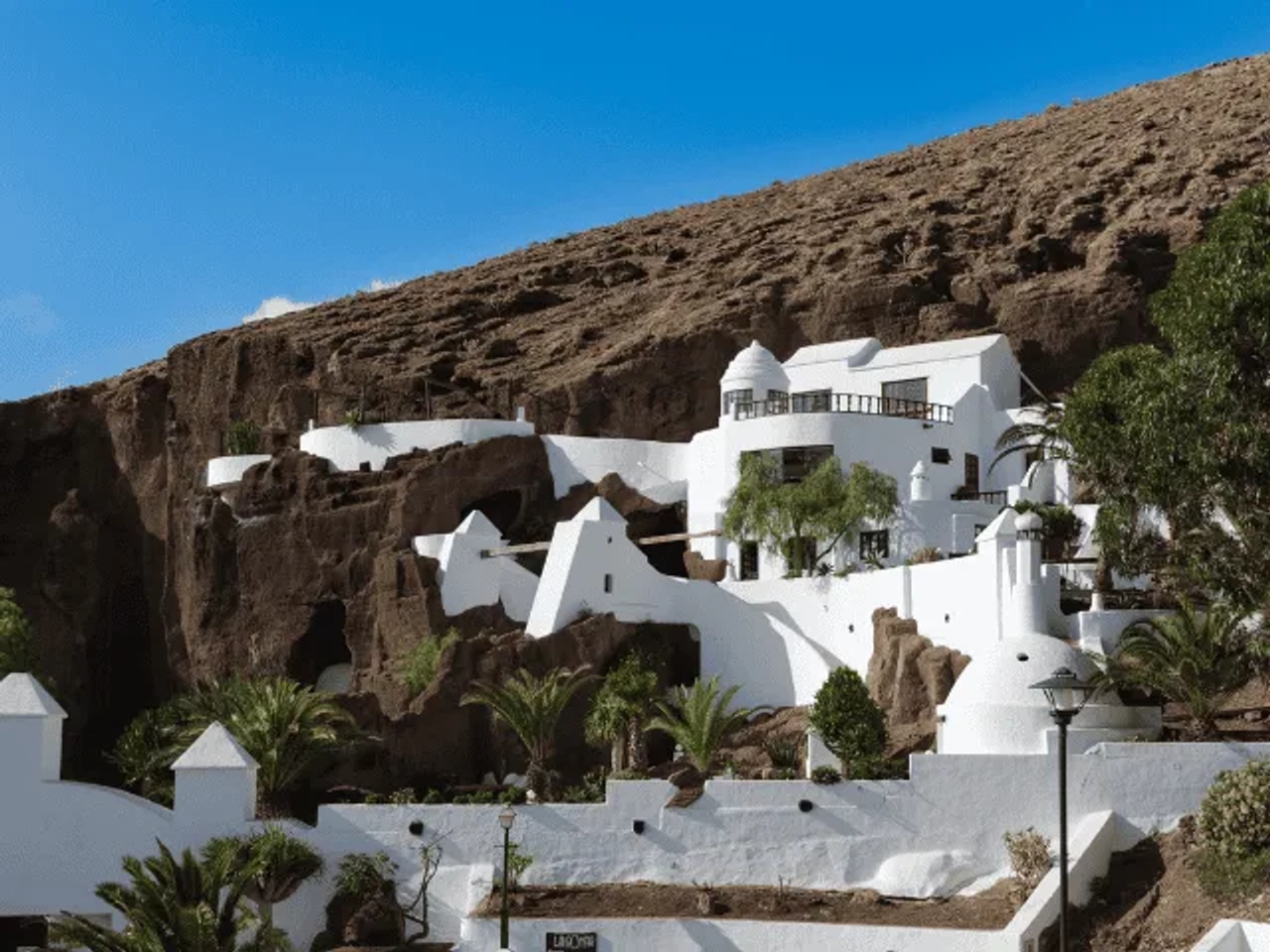 edificio branco no meio de uma montanha em lanzarote nas ilhas canarias