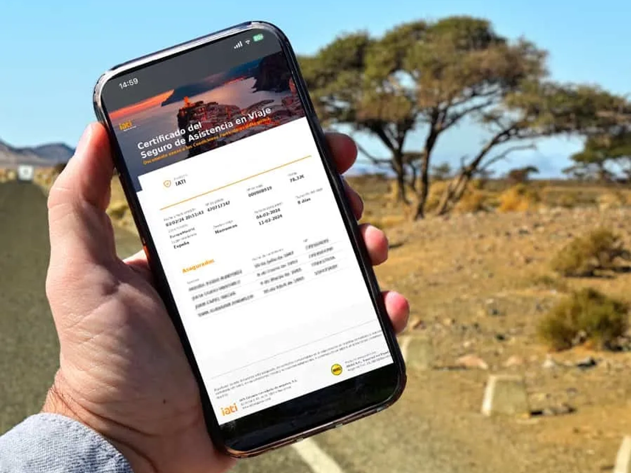 Certificado de seguro de asistencia en viaje mostrado en un teléfono móvil.