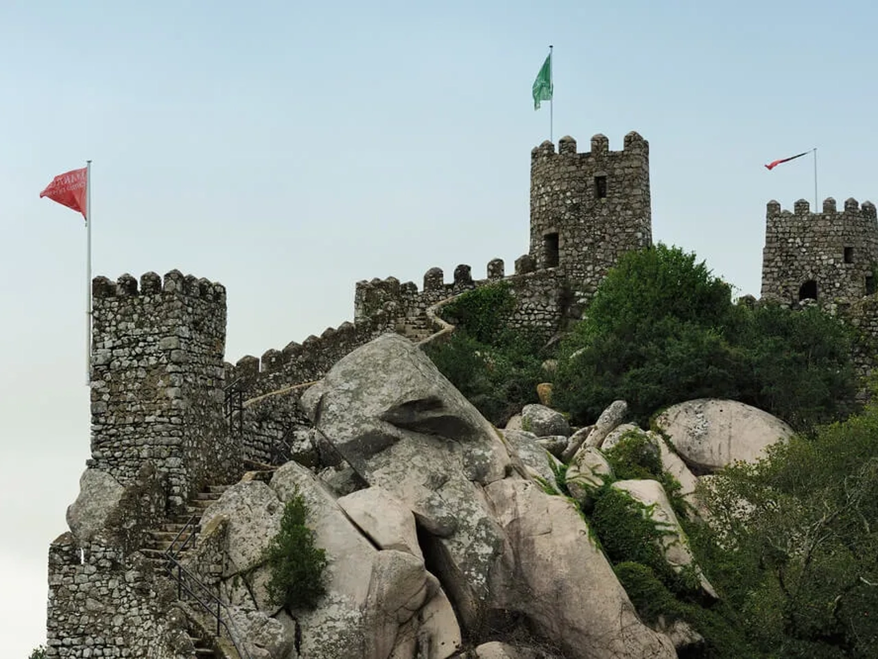 vista do castelo dos mouros em sintra e dos jardins que o rodeiam