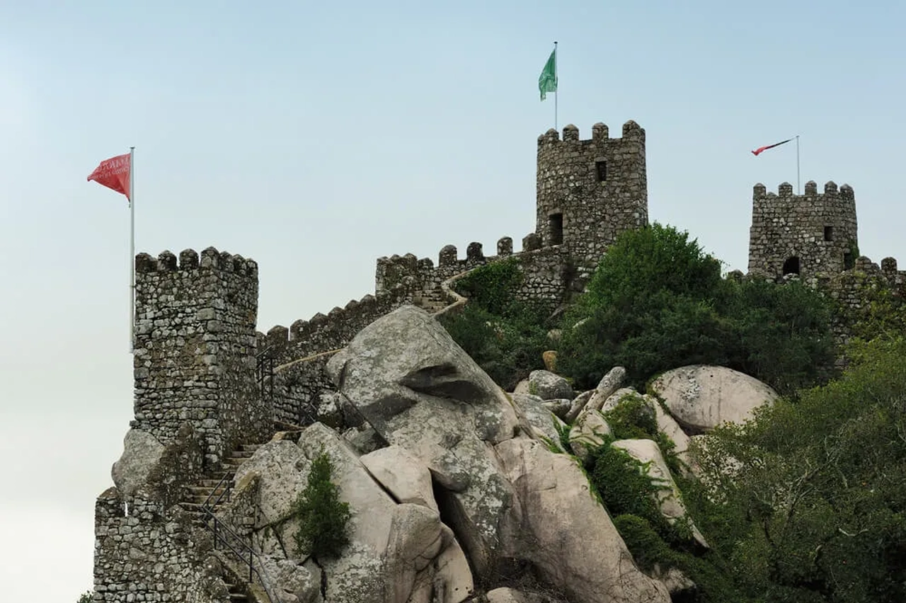 vista do castelo dos mouros em sintra e dos jardins que o rodeiam