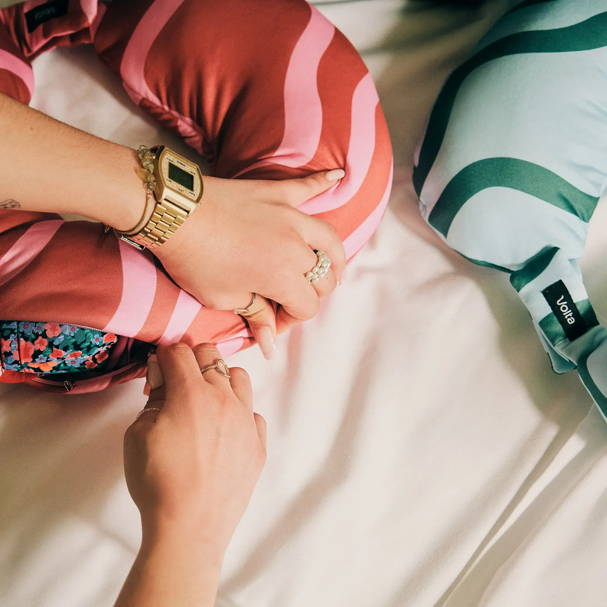 Persona abriendo una funda de almohada de viaje