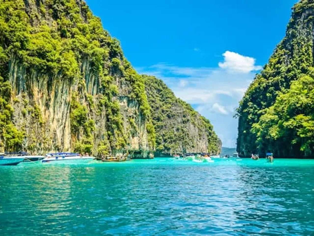 agua azul turquesa com montanhas verdes em maya bay nas ilhas phi phi na tailandia