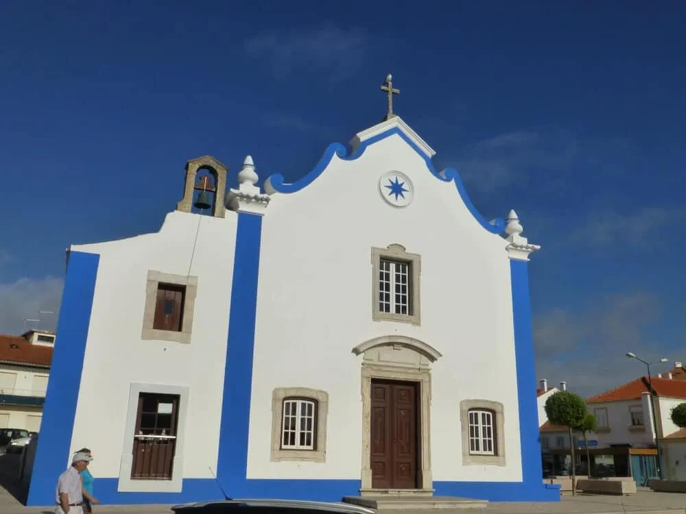 igreja caiada de branco com linhas azuis