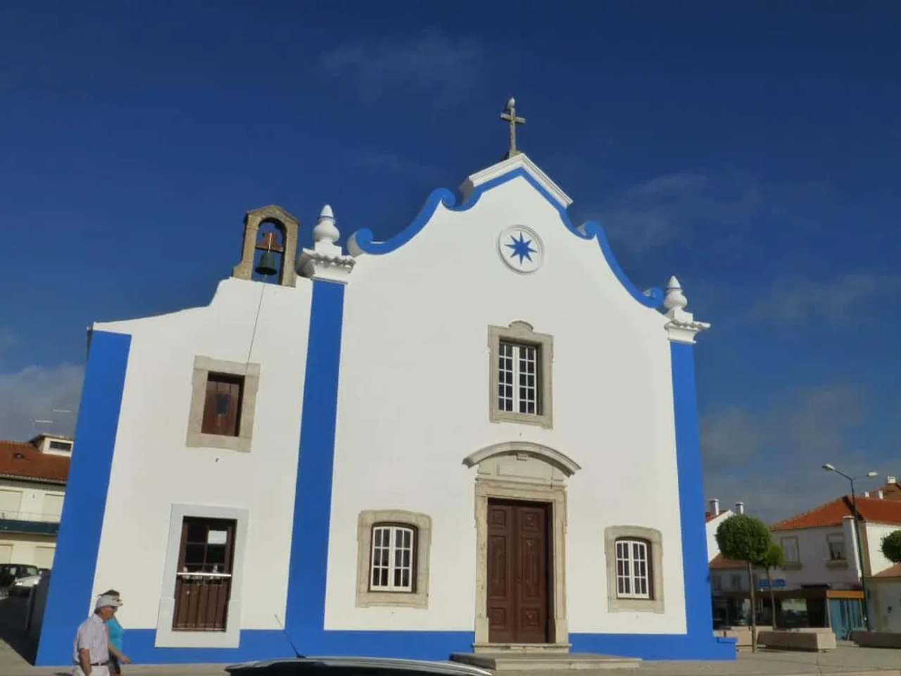 igreja caiada de branco com linhas azuis