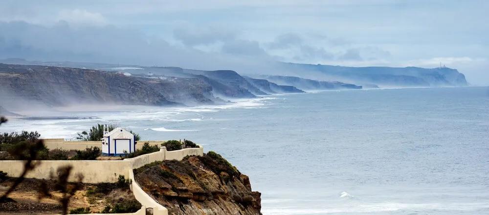 penhasco e mar de fundo