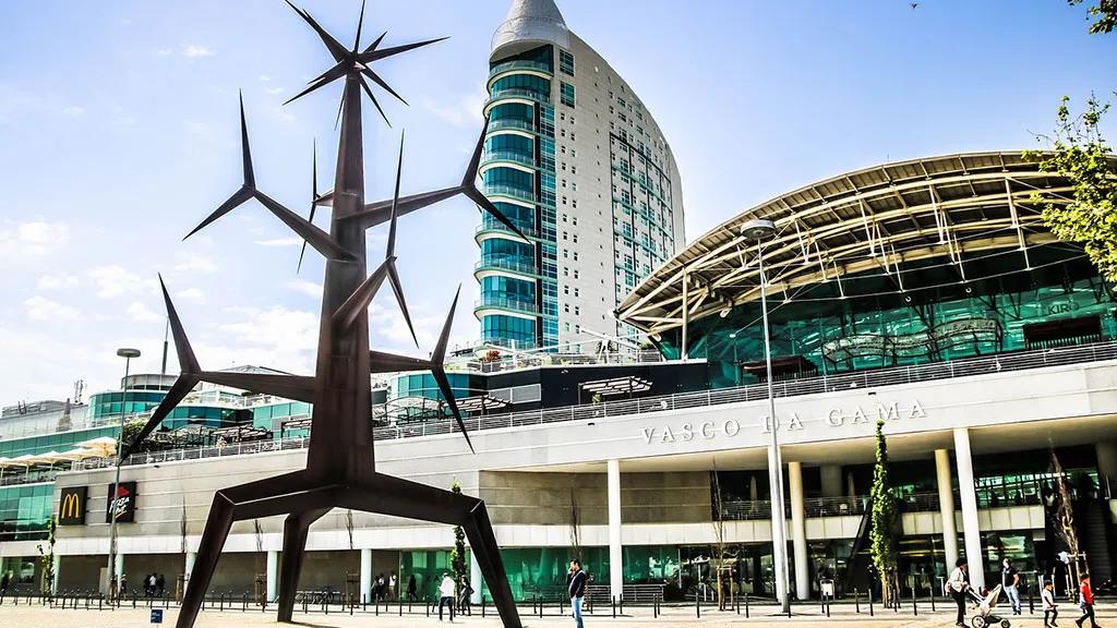Escultura moderna em frente ao centro comercial Vasco da Gama, Lisboa.