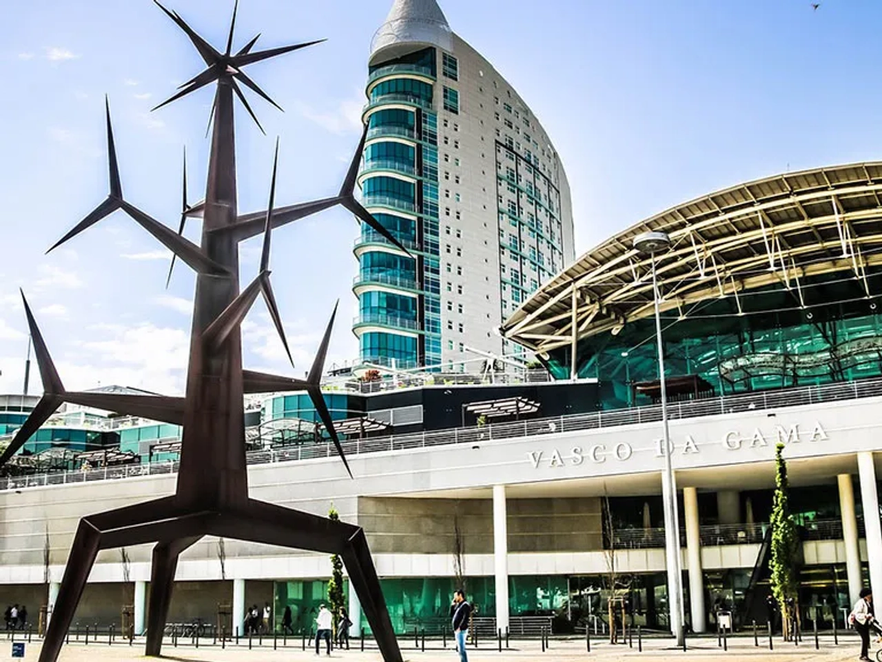 Escultura moderna em frente ao centro comercial Vasco da Gama, Lisboa.