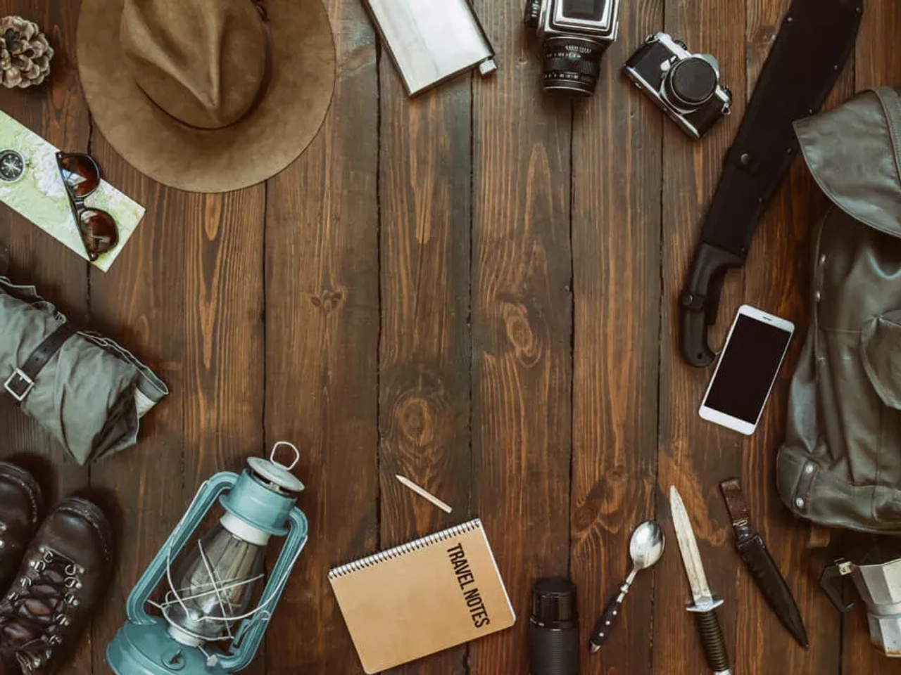 varios objetos para levar para o campismo