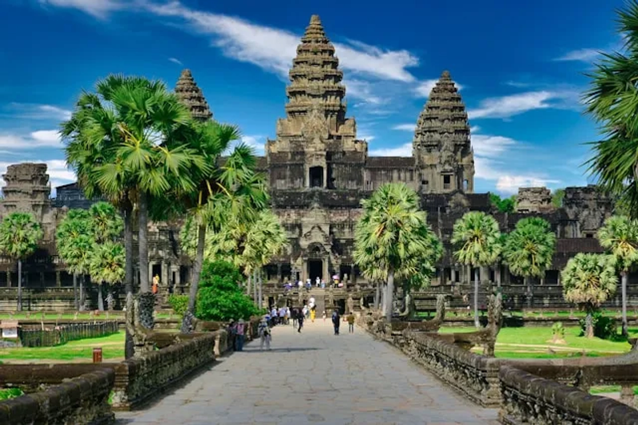 pessoas a passear num dia de sol em Angkor Wat, Krong Siem Reap no Cambodja