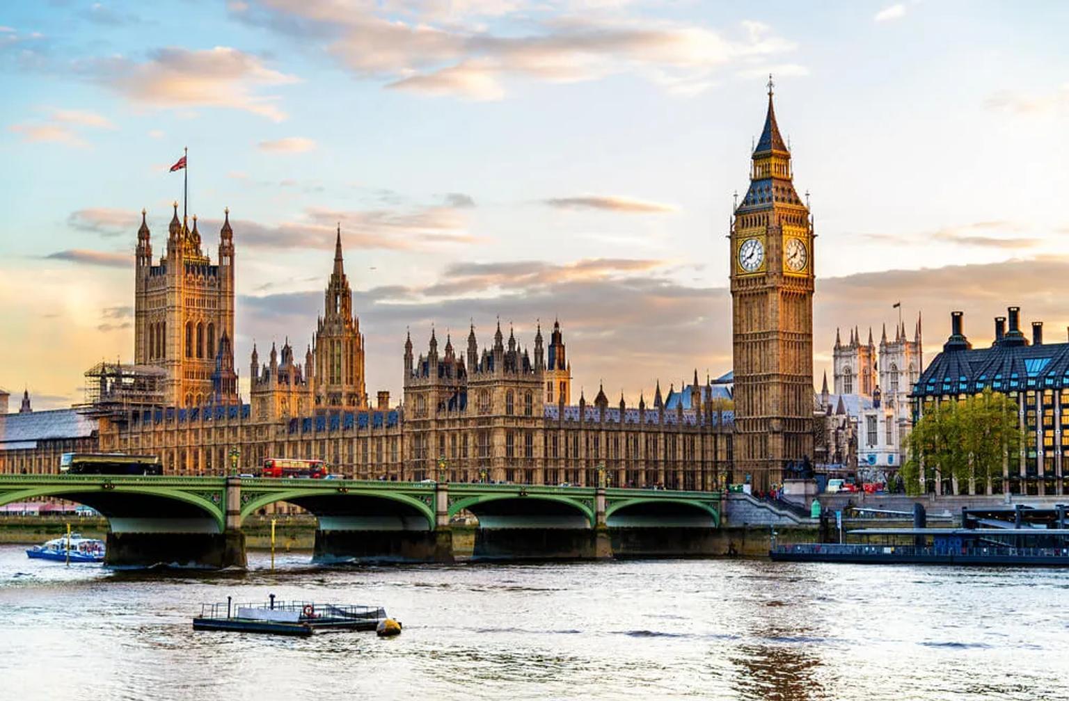 parlamento e big ben com rio tamisa em primeiro plano