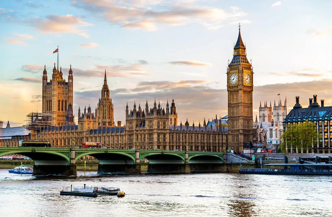 parlamento e big ben com rio tamisa em primeiro plano