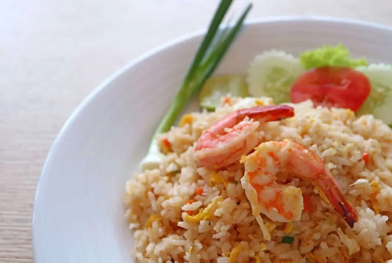 comida tailandesa khao pad goong