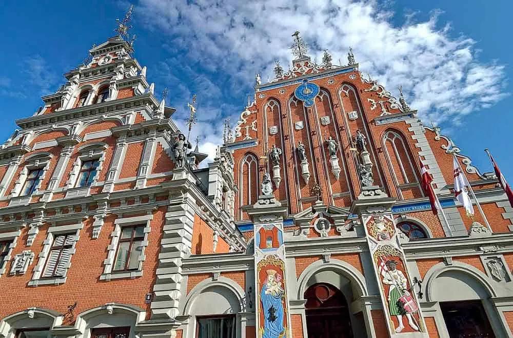 póliza internacional para Letonia