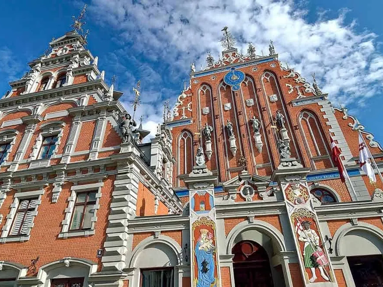 póliza internacional para Letonia