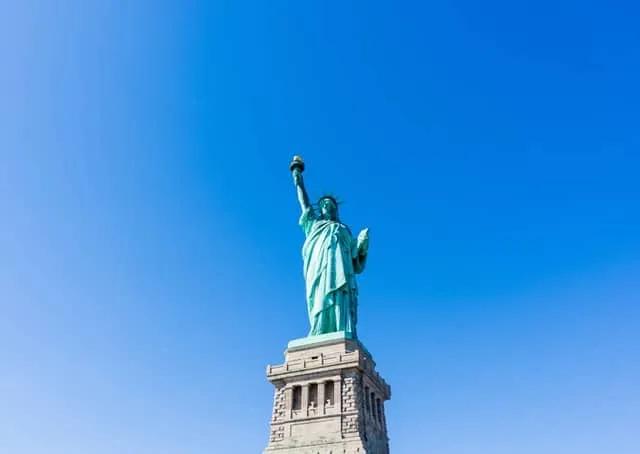 fotografia com céu azul da estátua da liberdade