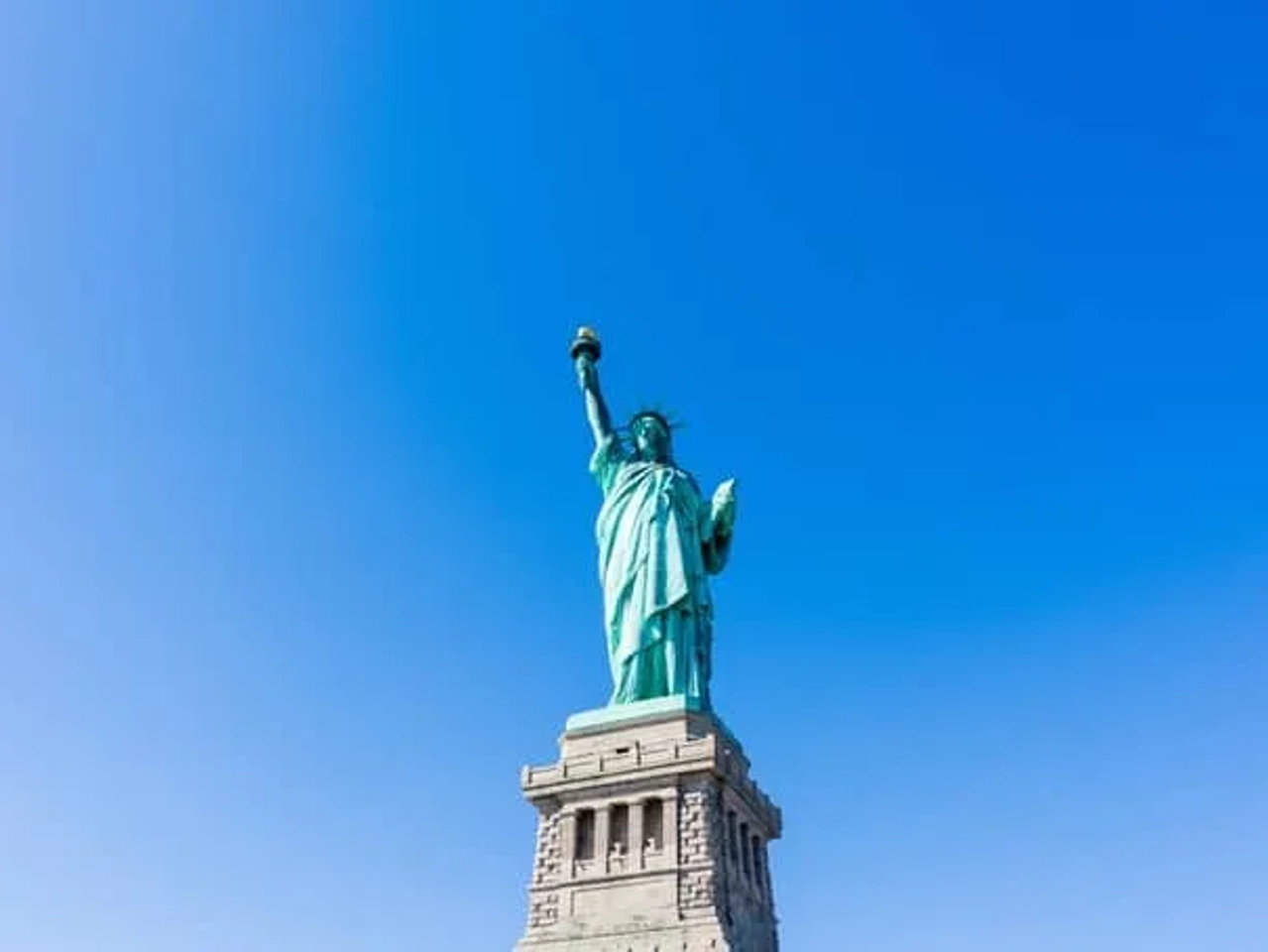 fotografia com céu azul da estátua da liberdade