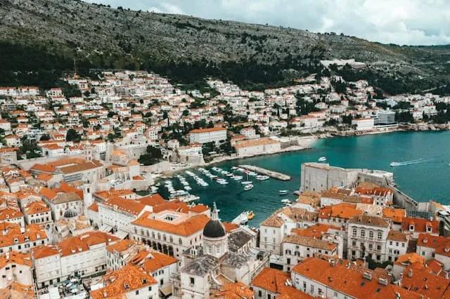 fotografia aerea de casas e de uma marina em dubrovnik na croácia 