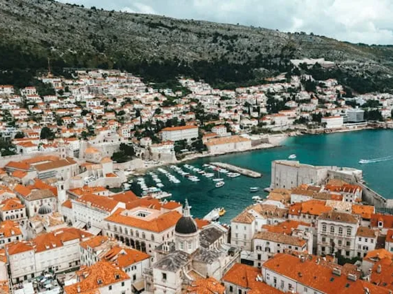 fotografia aerea de casas e de uma marina em dubrovnik na croácia