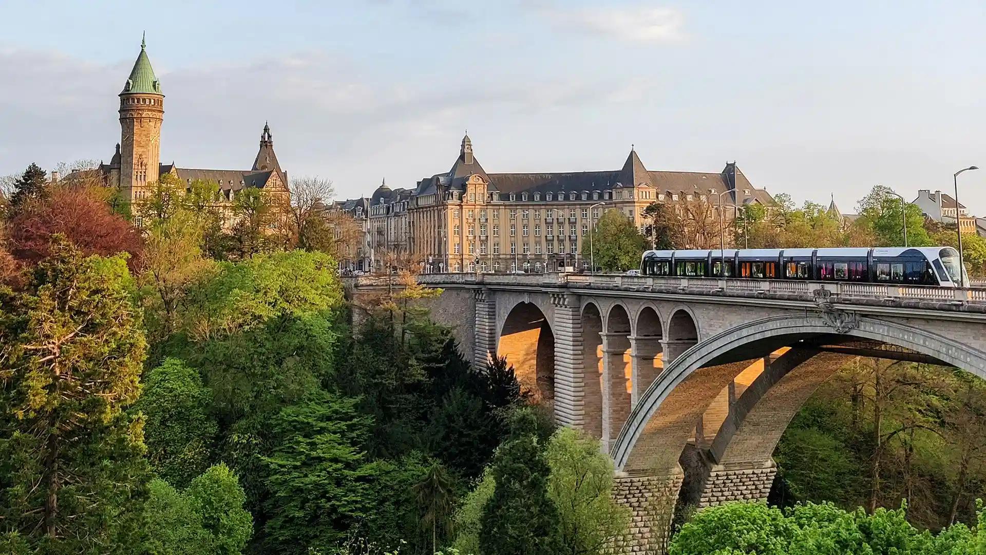 Seguro de viaje a Luxemburgo con vistas al puente Adolfo en Luxemburgo ciudad