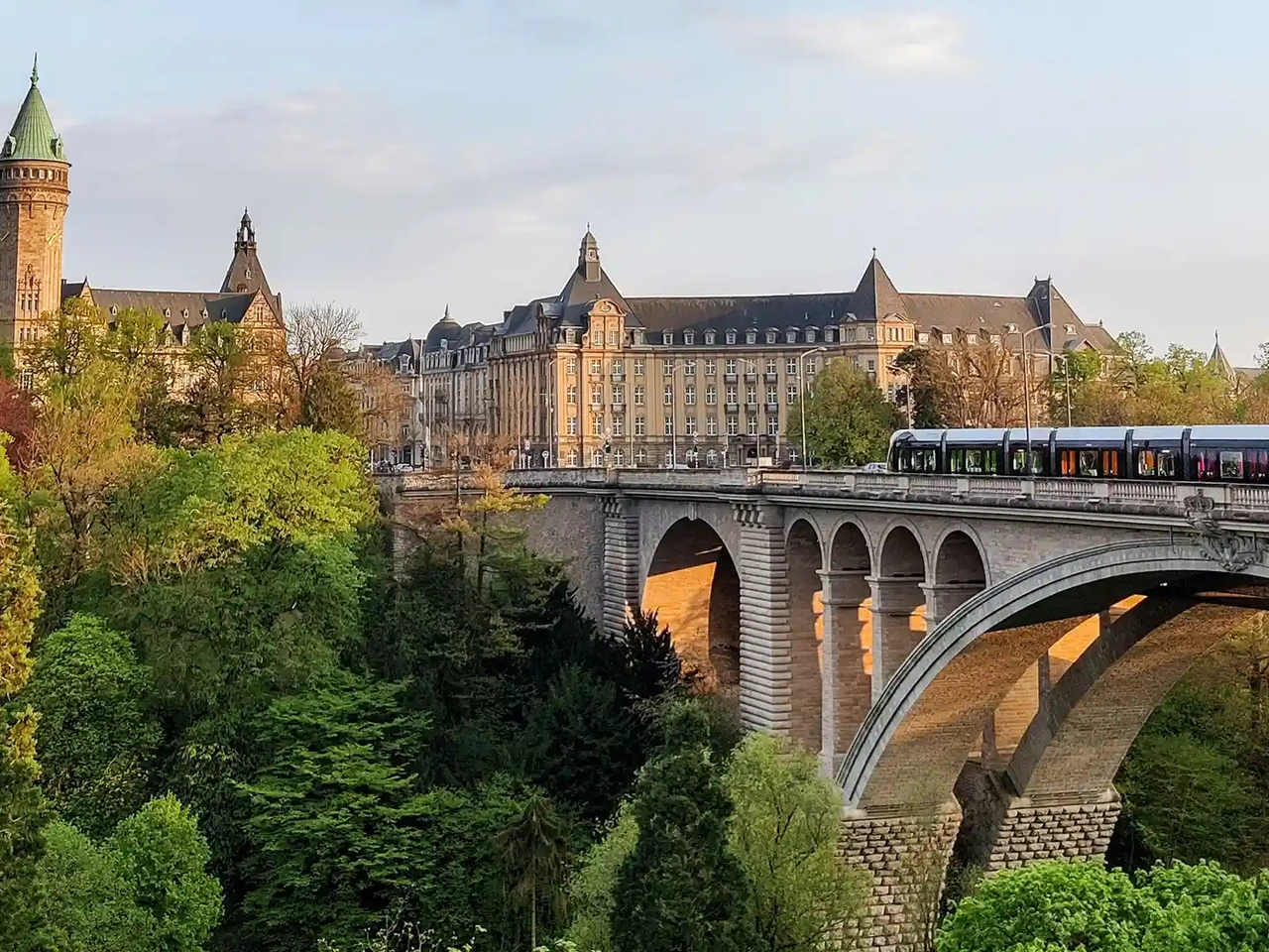 Seguro de viaje a Luxemburgo con vistas al puente Adolfo en Luxemburgo ciudad