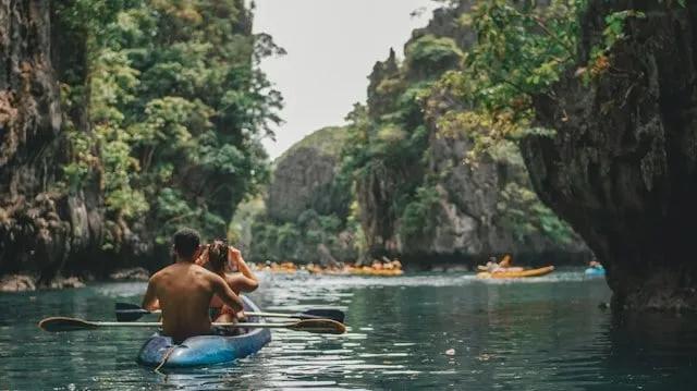 Casal a andar de kayak nas filipinas