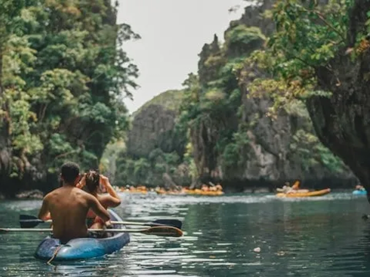 Casal a andar de kayak nas filipinas
