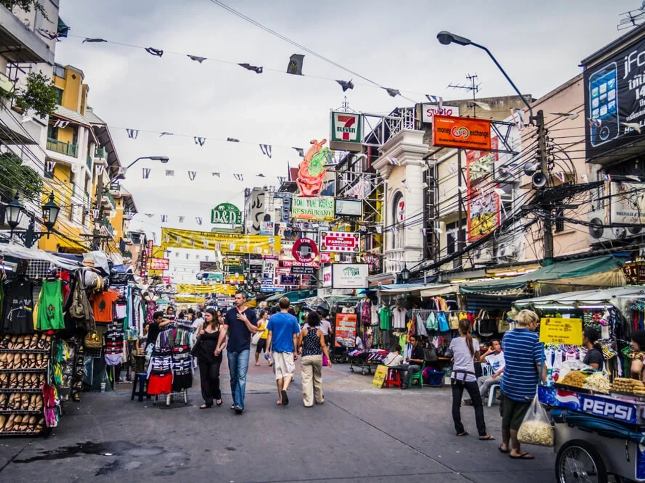 turistas passeiam pela khao san road