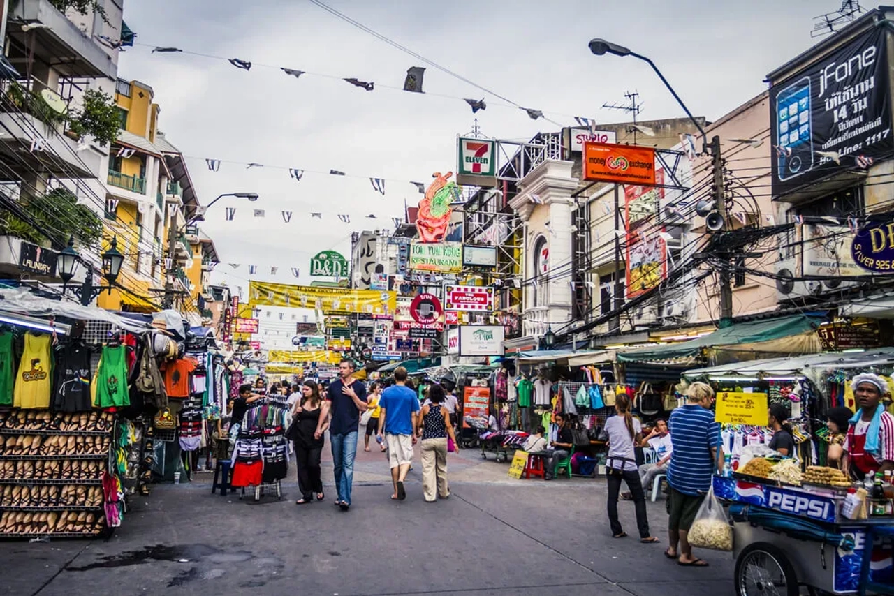 turistas passeiam pela khao san road