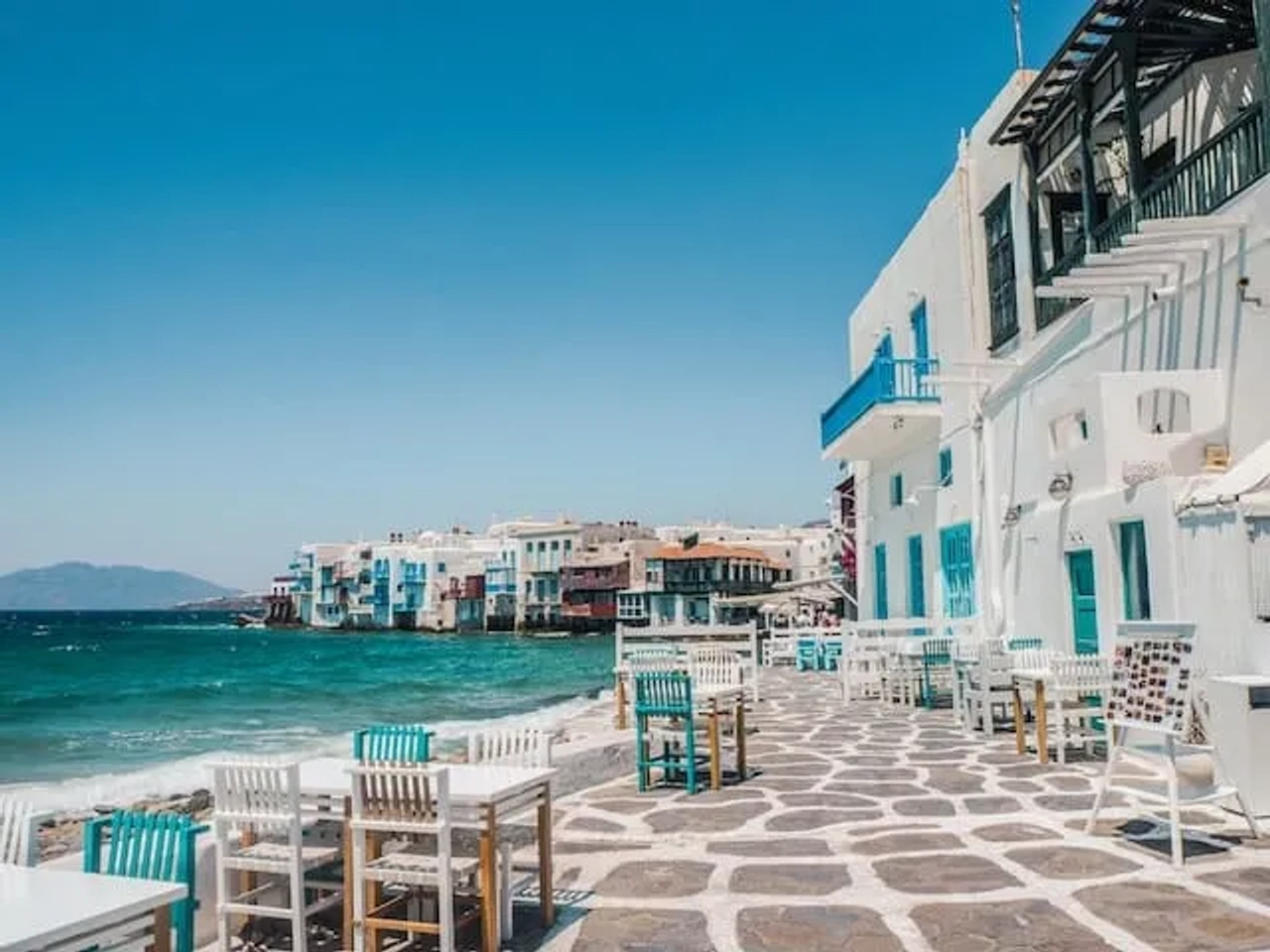 mesas ao pé do mar no centro de mykonos na grécia