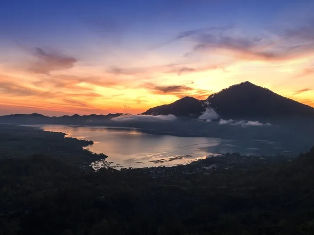 vista do vulcao batur ao nascer do sol