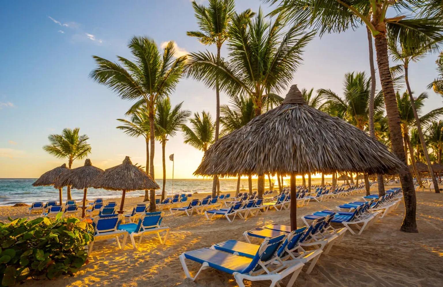guarda-sois de palha no tropical beach resort